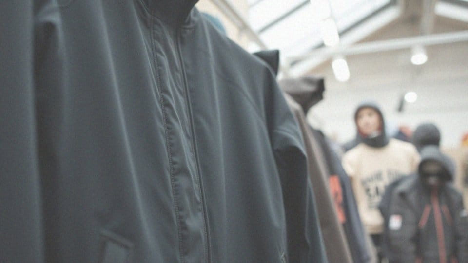 W jaki sposób kurtka hardshell damska może być kompatybilna z warstwami izolacyjnymi?