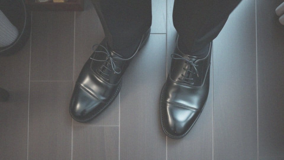 Jak dobierać buty do czarnego garnituru?
