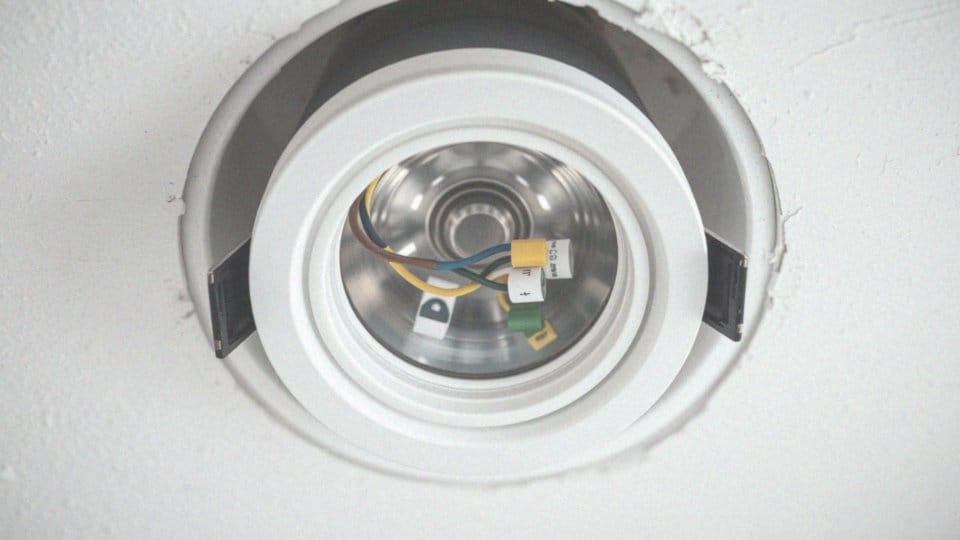 Jak podłączają się halogeny do instalacji 230V?
