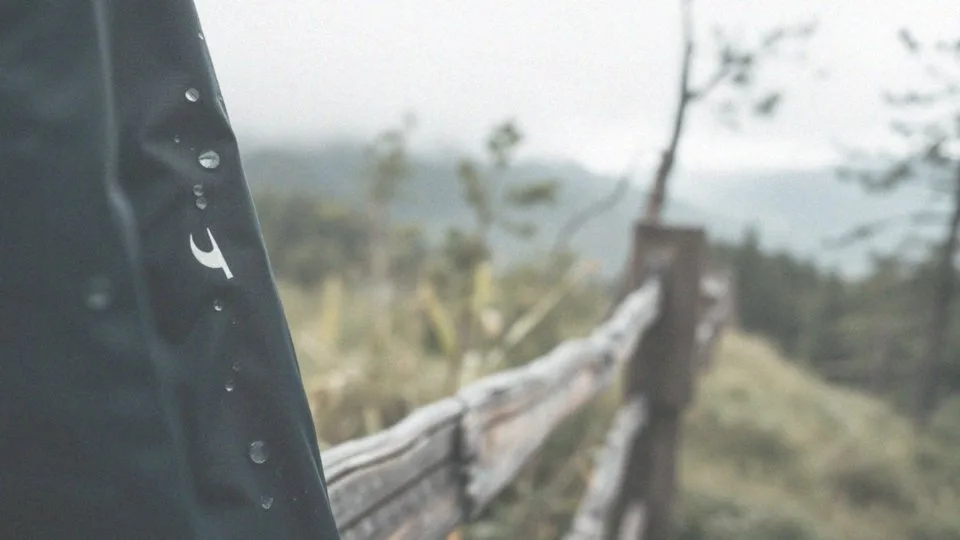 Kurtka hardshell męska – właściwości i zalety dla aktywnych